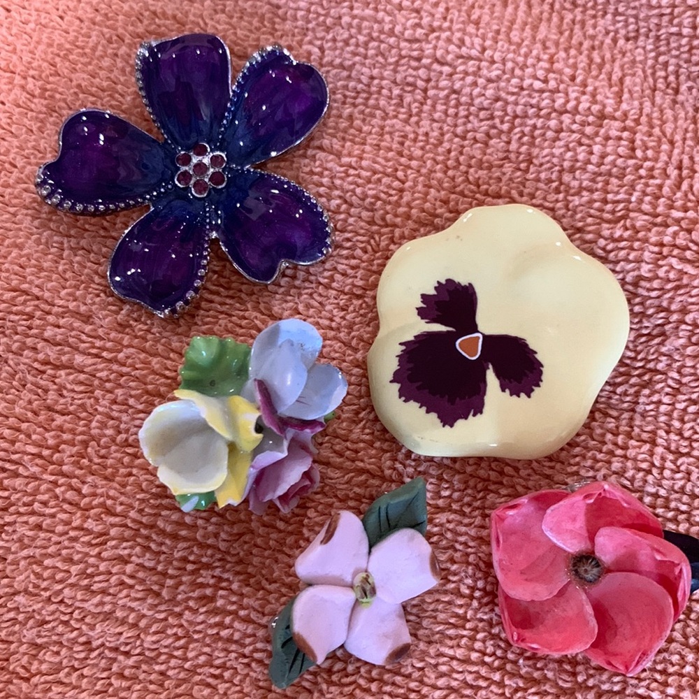 4 PINS 1 PENDANT